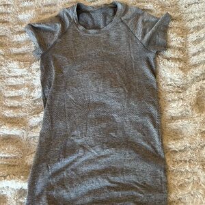 LULULEMON swiftly tech shirt short sleeve 2.0 hip length slate/white🩶🤍